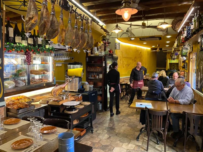 Rechts am Tisch sitzt Toni, der Eigentümer von Ca'n Toni Palma