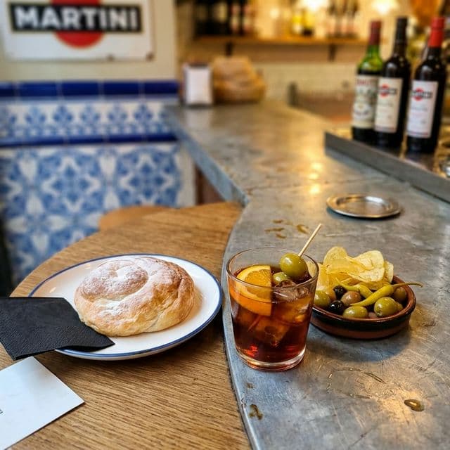 Aperitivo-Moment: Wermut und Oliven