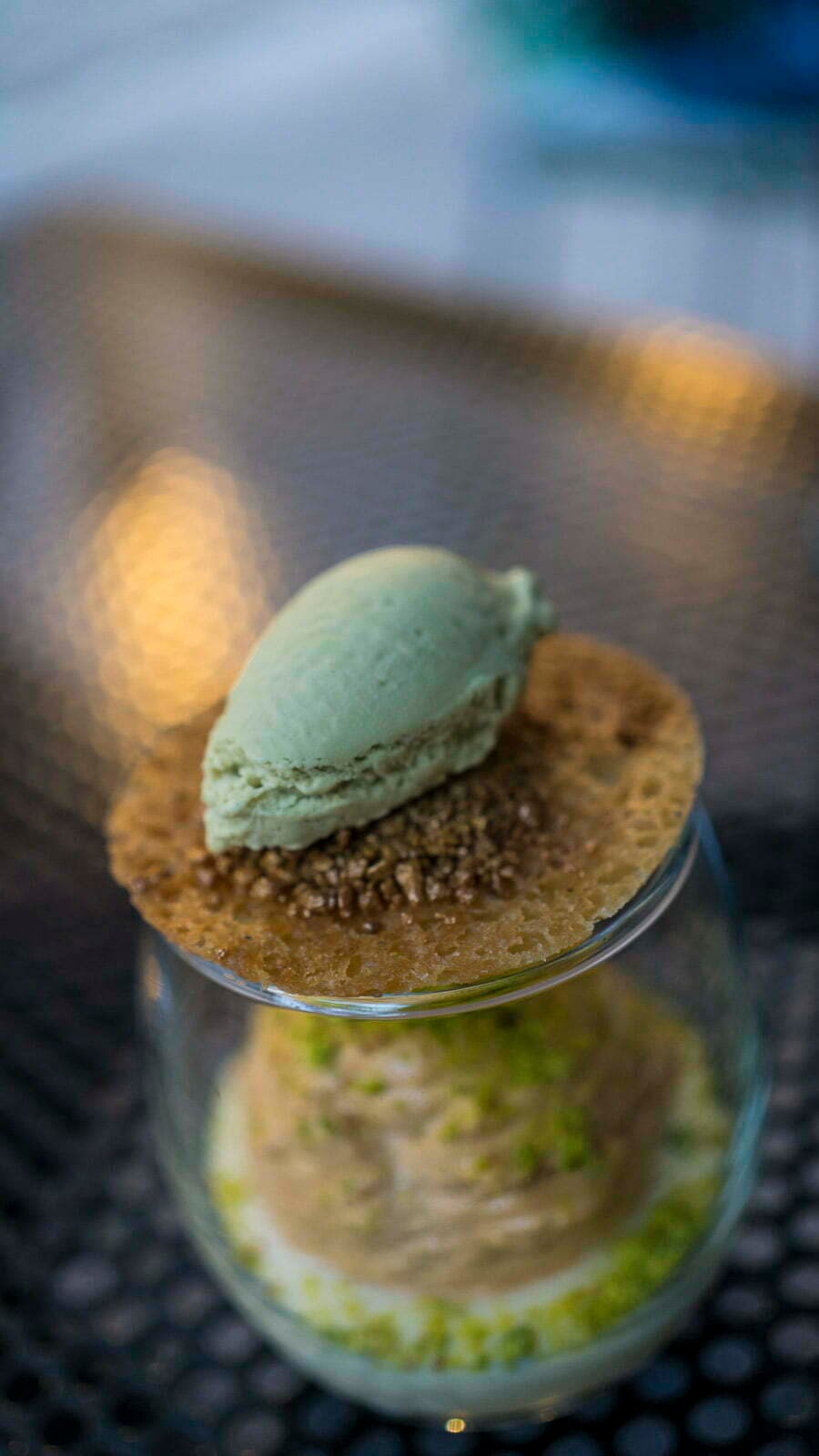 Sehr hübsch aussehendes Dessert mit Pistazienschaum